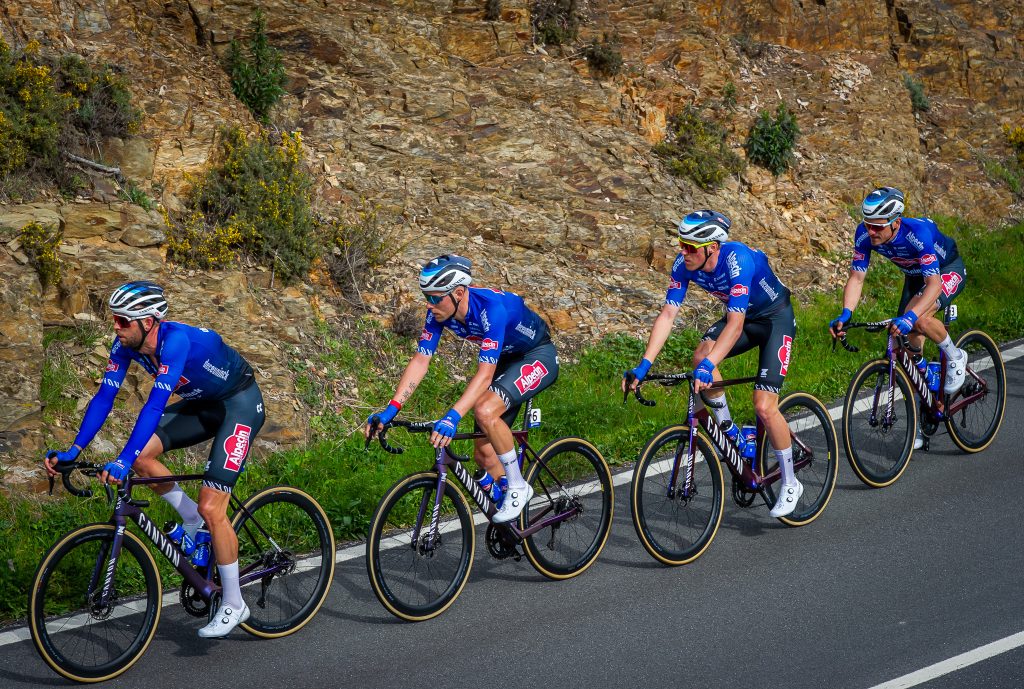 Alpecin-Deceuninck e Astana também pedalam no Algarve